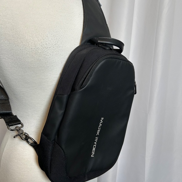 MARK RYDEN BLACK CROSSBODY BAG WITH PHONE CHARGING PORT - Picture 2 of 3